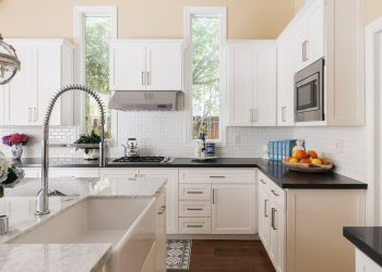 Light or Dark? Kitchen Color Schemes to Try