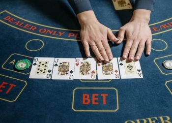 What is the Difference between Baccarat and Chemins De Fir?