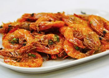 What makes the prawn and shrimp must-try seafood?